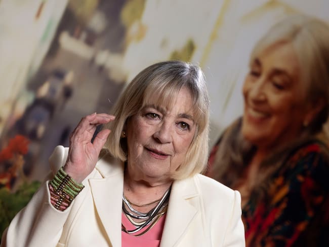 MADRID, 30/03/2026.-Carmen Maura vuelve a brillar en 'Calle Málaga', una hermosa y delicada película dirigida con pulso por la marroquí Maryan Touzani, quien consigue hacer "completamente creíble" que la actriz de 80 años se "tire a un señor". "Y eso no era fácil, porque somos los dos mayores", ha subrayado a EFE. La película, que se estrena este 1 de abril en cines tras abrir el pasado Festival de Málaga y representar para los Óscar a Marruecos, cuenta cómo la vida apacible de María Ángeles, una mujer española nacida en Tánger, se ve gravemente alterada por los problemas económicos y personales de su hija, interpretada por Marta Etura ('Celda 211').-EFE/Sergio Pérez