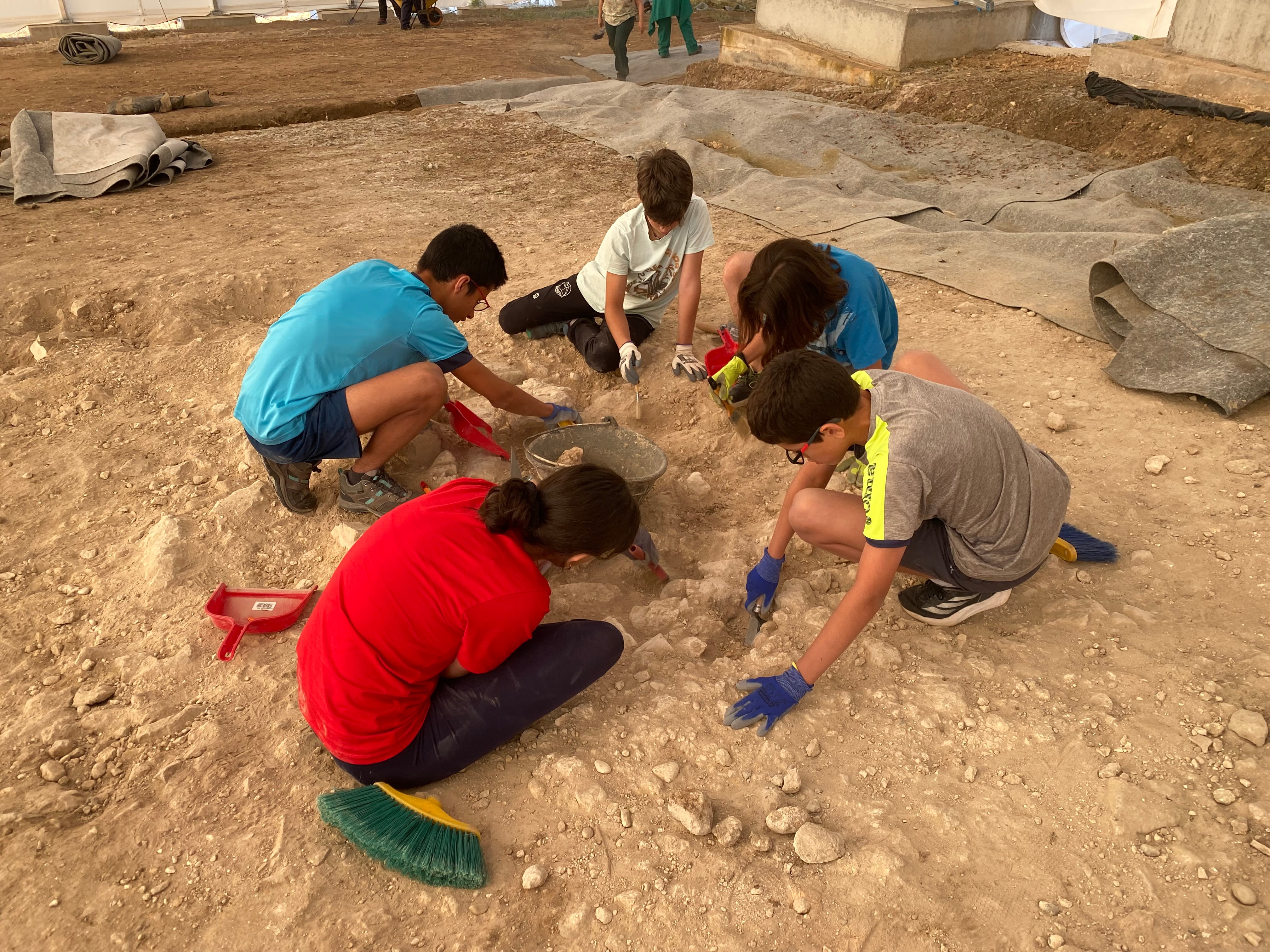 Alumnos de Secundaria en las excavaciones de Noheda, en Cuenca.