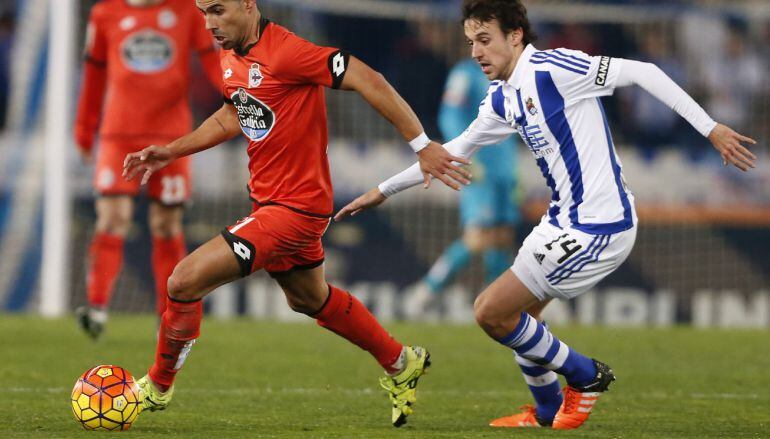  El jugador del Deportivo de La Coruña Juanfran escapa de Rubén Pardo, de la Real Sociedad.