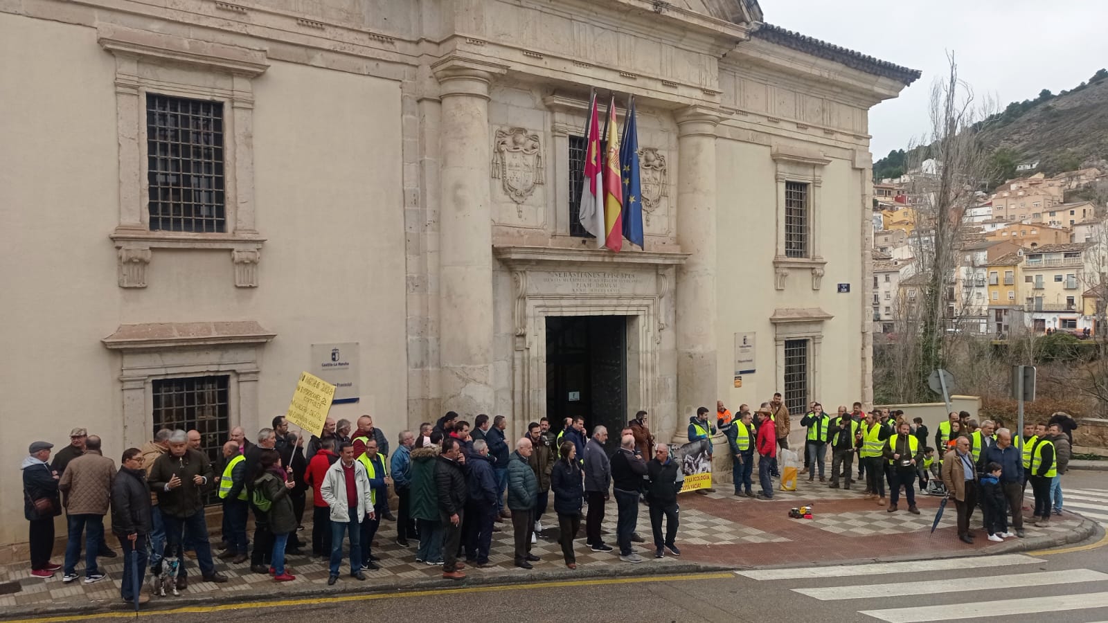 Los agricultores se han concentrado ante la Delegación de Agricultura y han marchado por Carretería