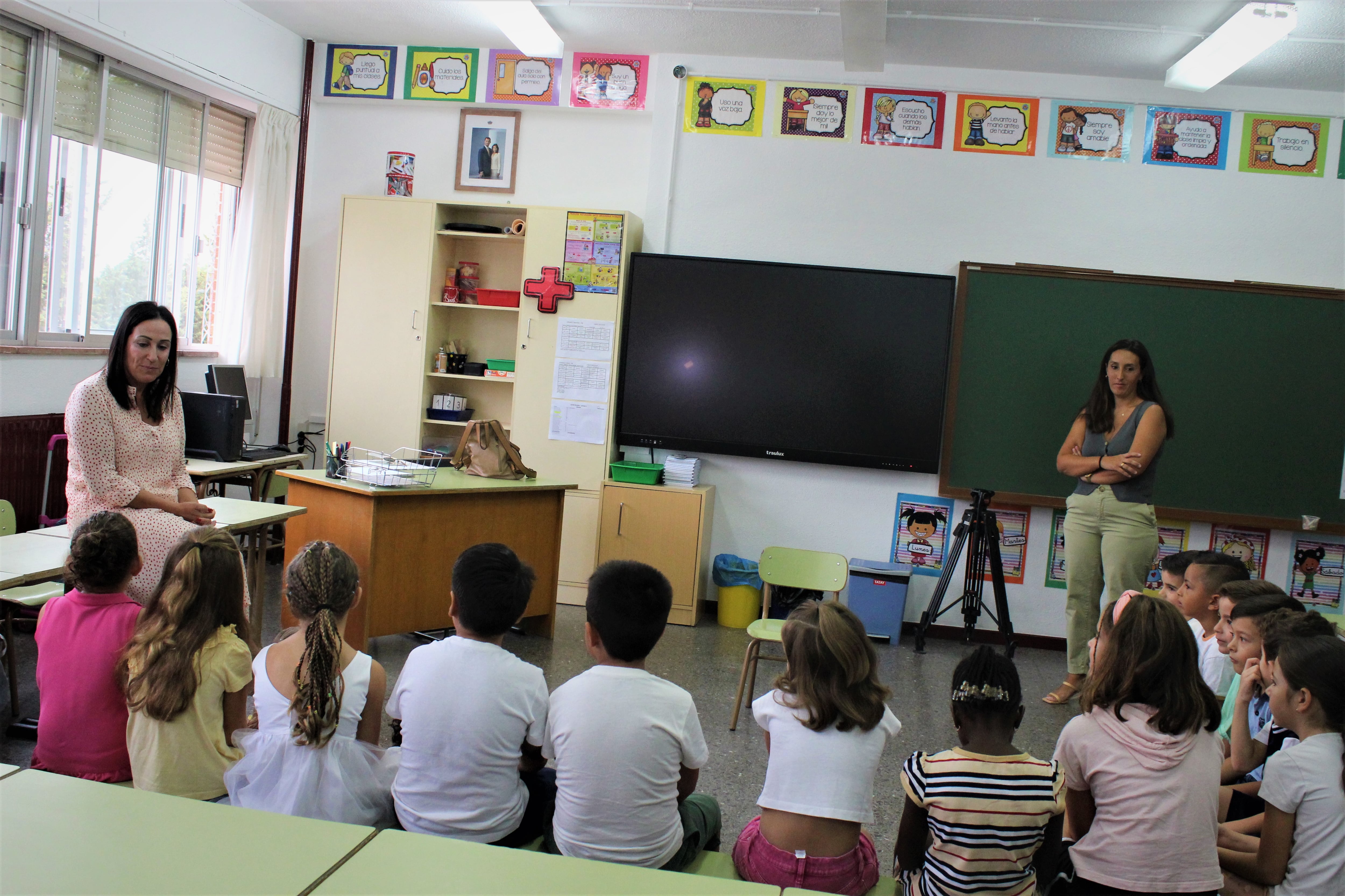 La alcaldesa de Yecla en su visita a un cenro escolar del municipio