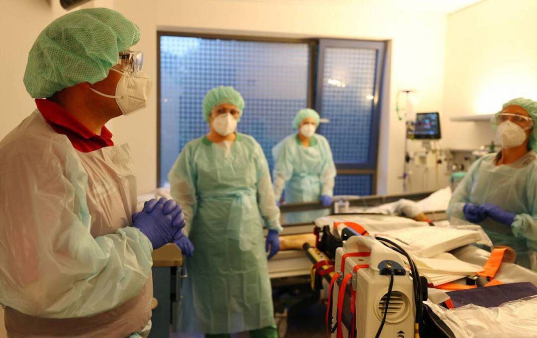 Profesionales sanitarios que trabajan en la lucha contra el COVID-19