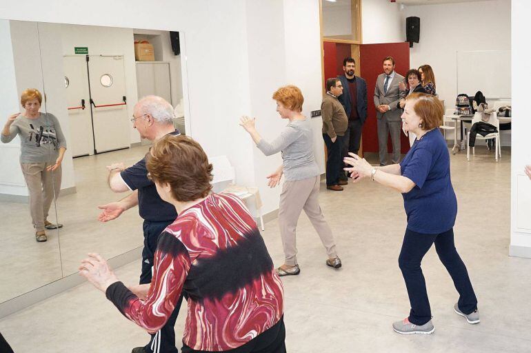 Actividades en el centro de San Juan mientras el alcalde y la concejala de Servicios Sociales visitan las instalaciones