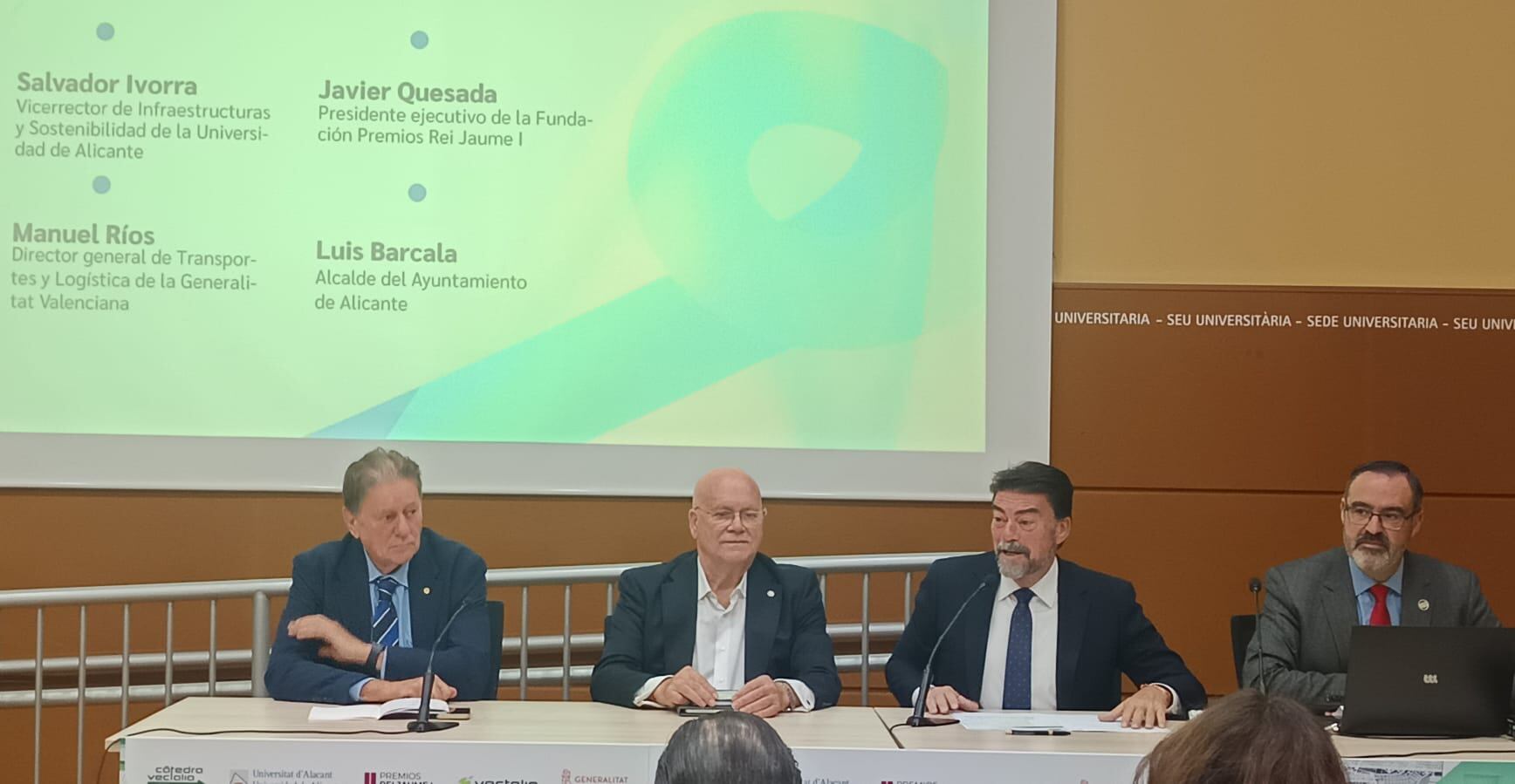 Participantes en la apertura de la jornada &#039;Turismo , movilidad y servicios&#039; de la Cátedra Vectalia
