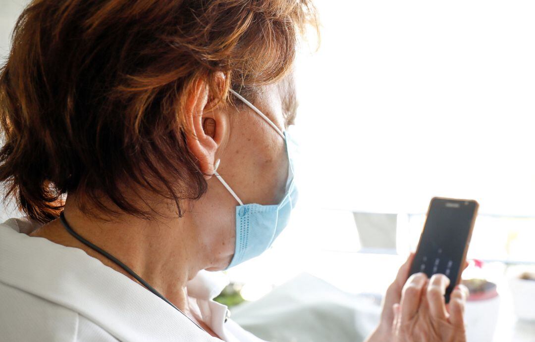 Usuaria de audífonos con mascarilla