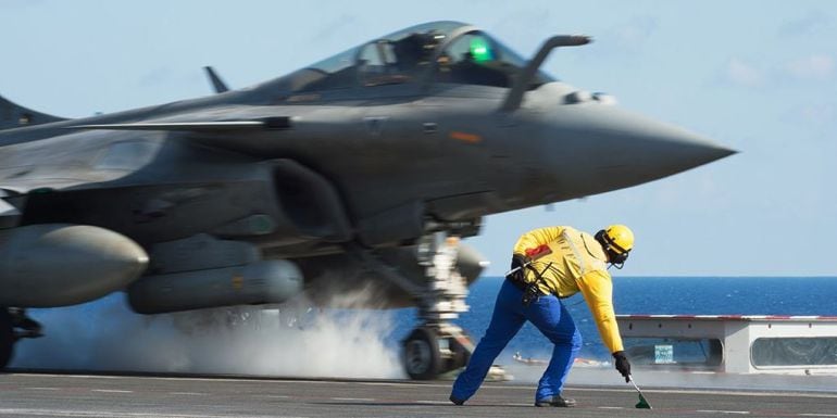 Un caza despega del portaviones francés Charles de Gaulle 