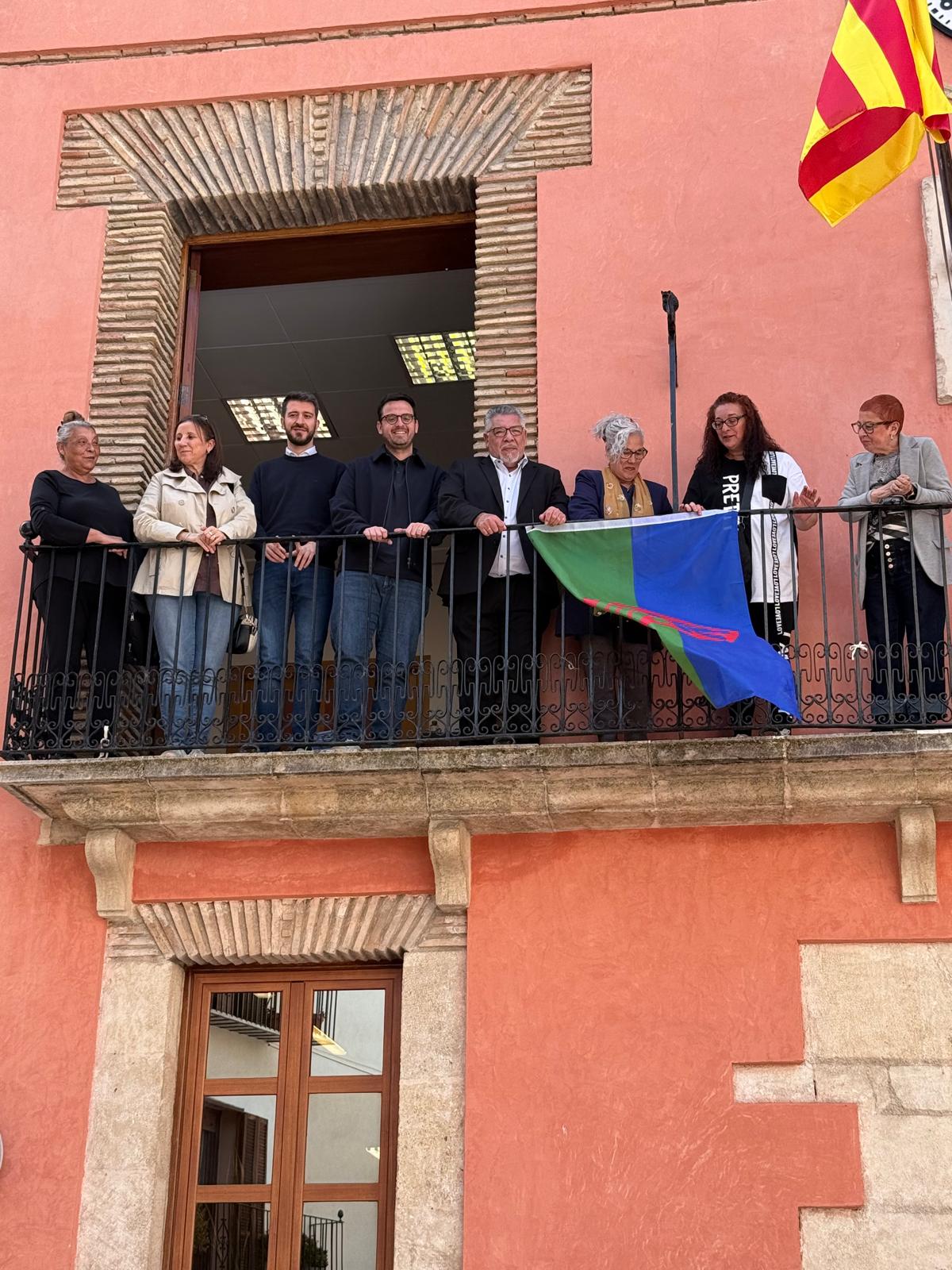 Instant en el que es va posar la bandera del poble gitano al balcó de l'Ajuntament