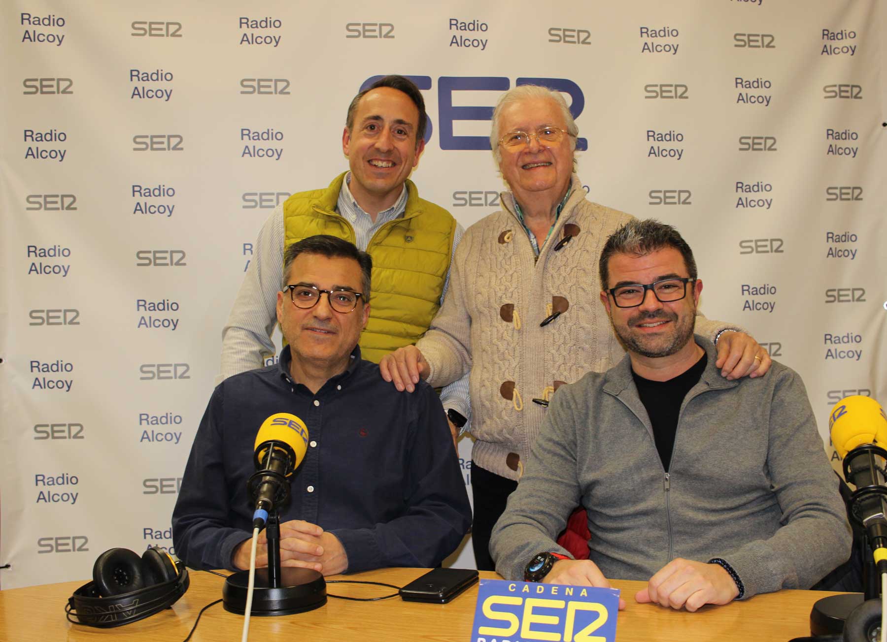 Raúl Ponsoda, Paco Aznar, Jordi Ortiz y Tomás Cantó, en el estudio central de Radio Alcoy