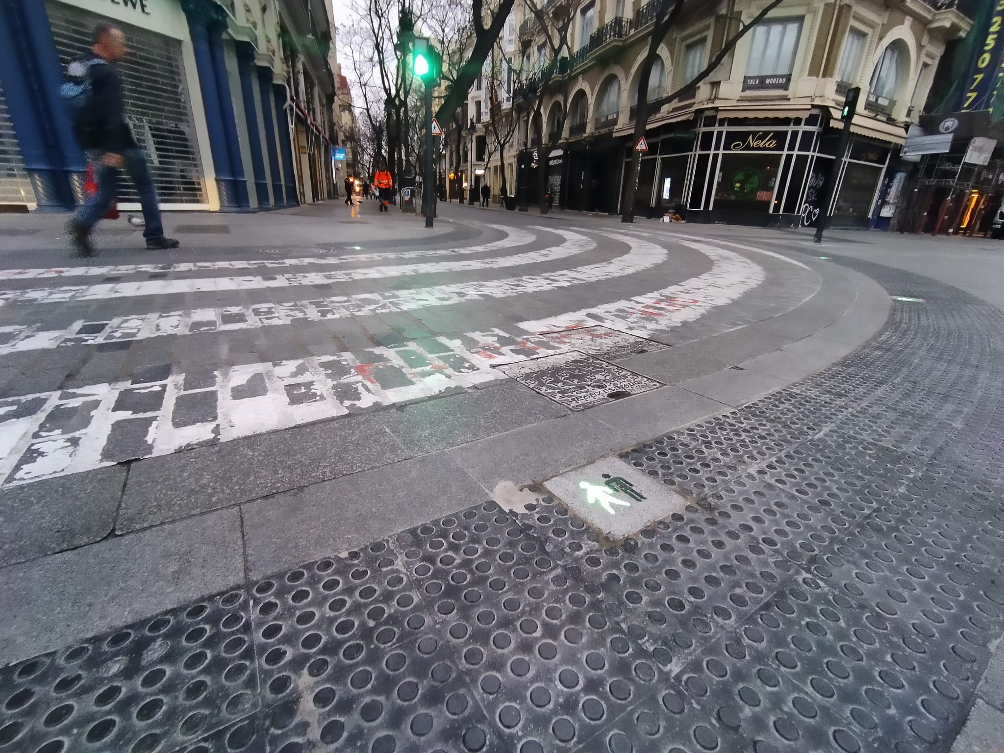 València pone semáforos en la calzada para los peatones que van mirando el móvil