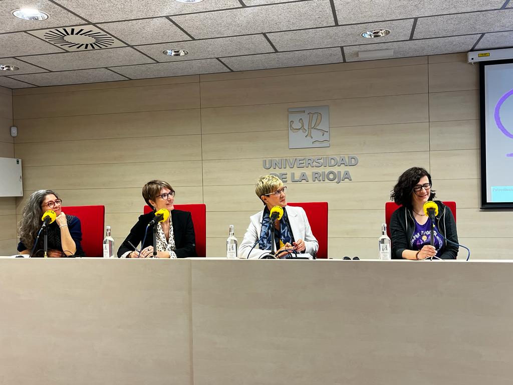 Sonia Oliveira, presidenta de la Asociación de Compañías Profesionales de Artes Escénicas en La Rioja, AEscena; Eva Tobías, concejala de Igualdad del ayuntamiento de Logroño; Teresa Alonso, periodista y exdirectora de contenidos de la Cadena SER de La Rioja e Isabel Ilzarbe, investigadora post doctoral y plataforma de defensa de la dignidad investigadora