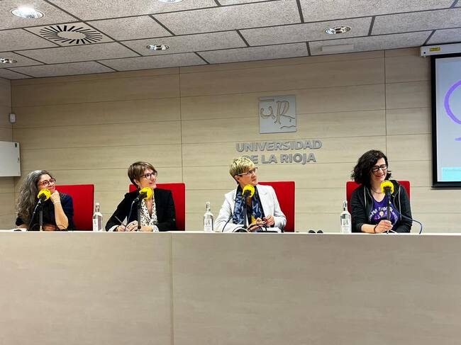 Sonia Oliveira, presidenta de la Asociación de Compañías Profesionales de Artes Escénicas en La Rioja, AEscena; Eva Tobías, concejala de Igualdad del ayuntamiento de Logroño; Teresa Alonso, periodista y exdirectora de contenidos de la Cadena SER de La Rioja e Isabel Ilzarbe, investigadora post doctoral y plataforma de defensa de la dignidad investigadora