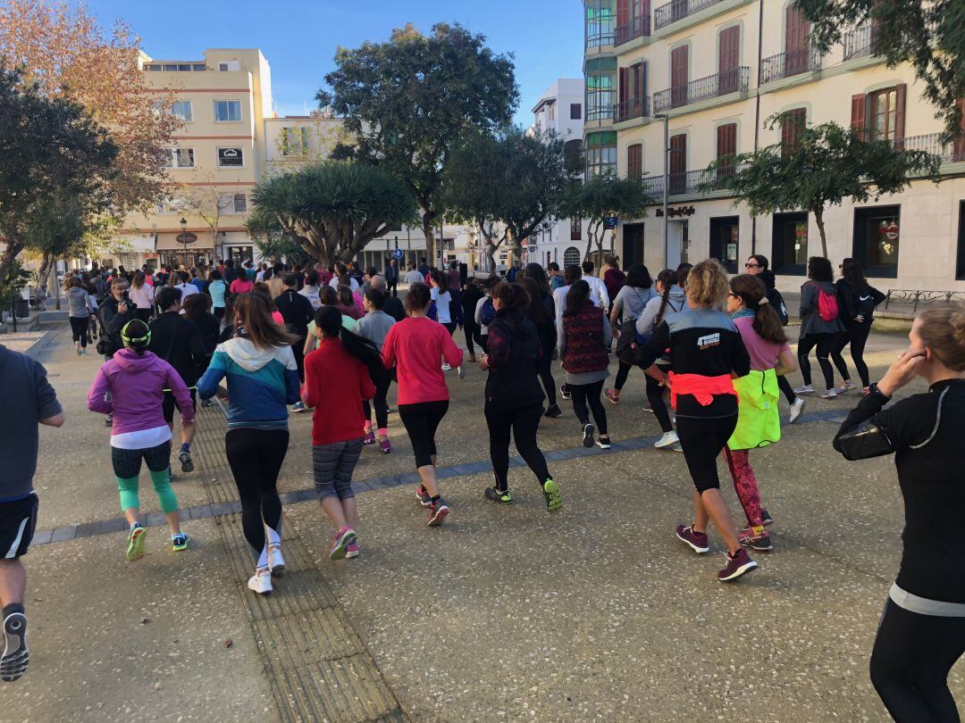 El pelotón al inicio de la carrera