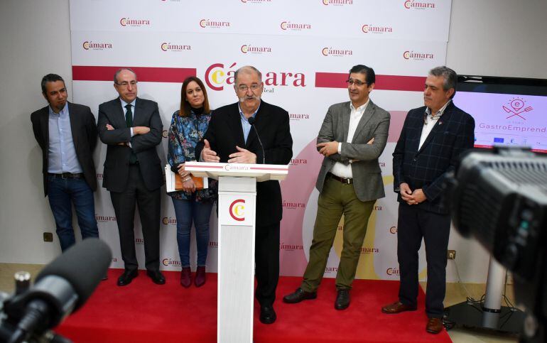 Representantes de las distintas administraciones junto a Pedro Subijana han comparecido ante la prensa antes de la inauguración del IV Foro GastroEmprende