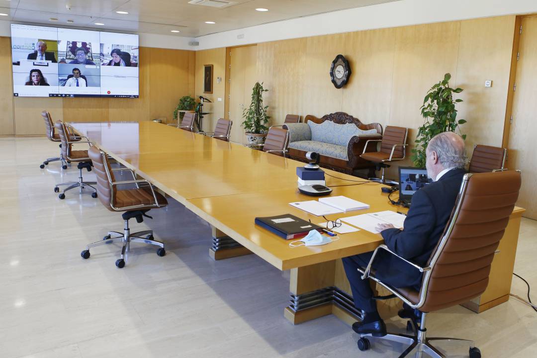 Villalobos durante su entrevista telemática con el alcalde de Cazalla de la Sierra, Sotero Martín, al fondo en la pantalla