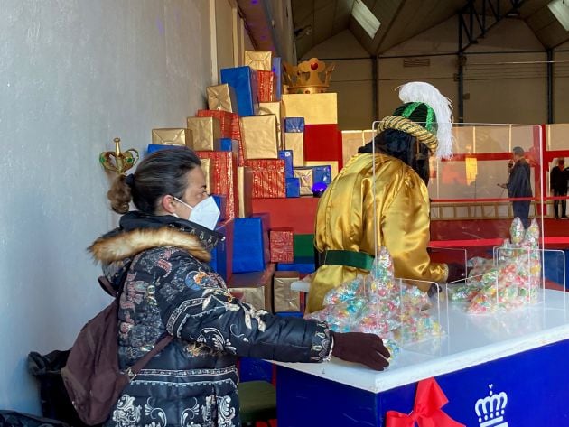 Los más pequeños reciben una bolsa de caramelos a la salida