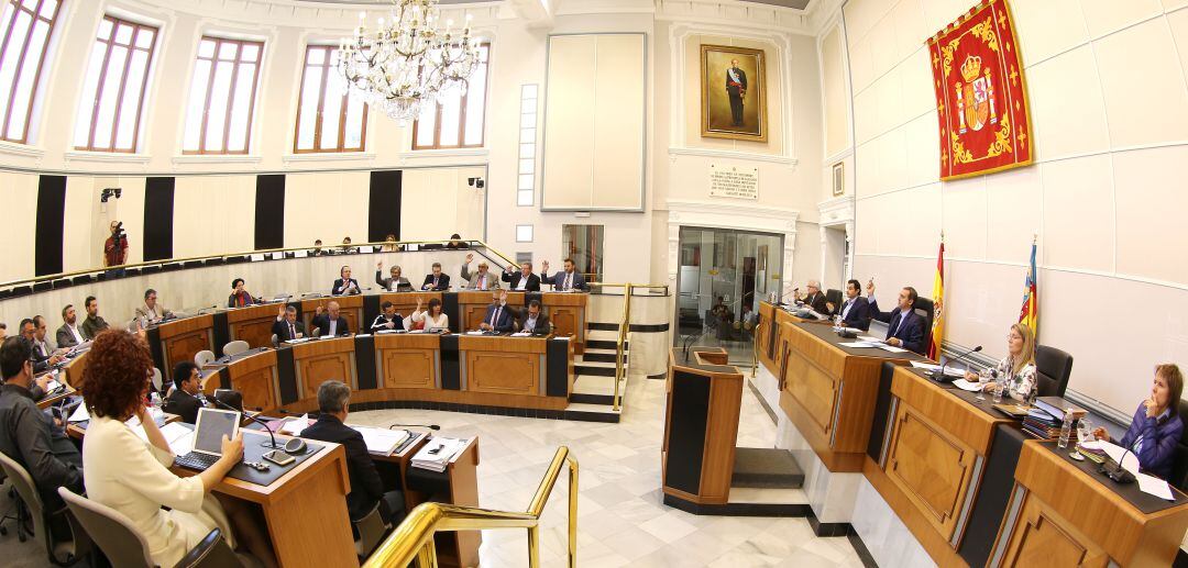 Un momento del Pleno celebrado en abril en la Diputación de Alicante.