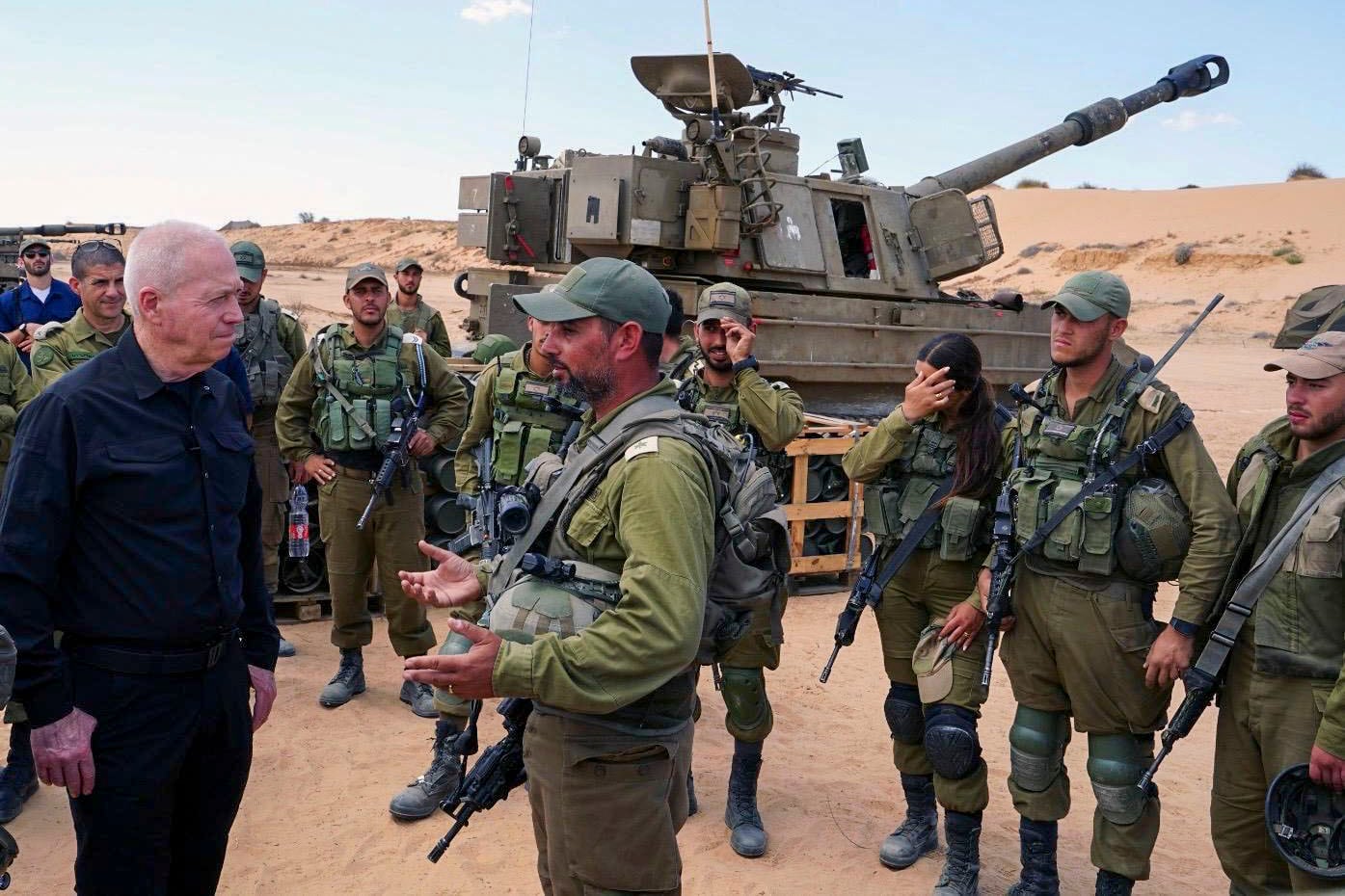 El ministro de Defensa israelí, Yoav Gallan (i), en un encuentro con tropas en la frontera con Gaza