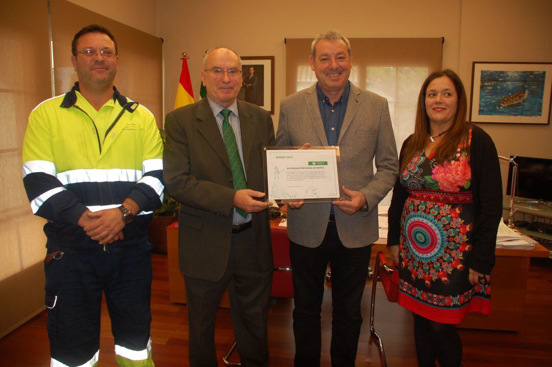 El presidente de la autoridad Portuaria, Francisco Álvarez de la Chica recibe la acreditación de buenas prácticas