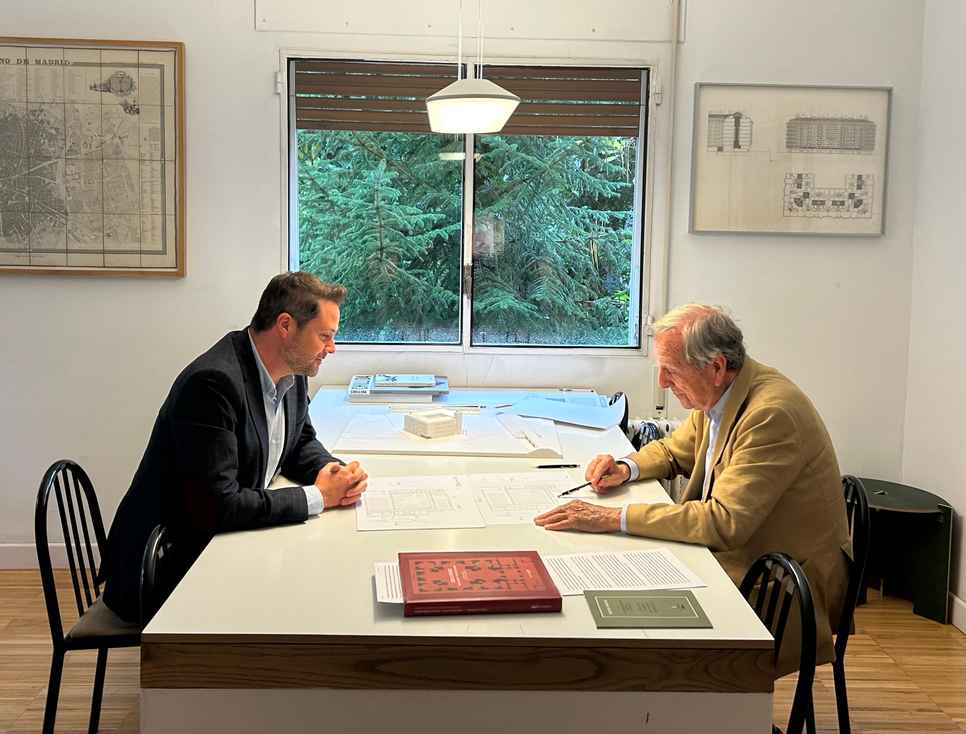 Reunión entre el arquitecto Rafael Moneo y el alcalde de Tudela, Alejandro Toquero