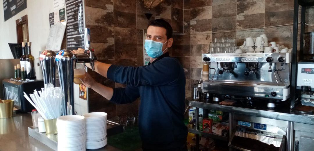 Juan José López Luque sirve una cerveza en el Bar La Gallega