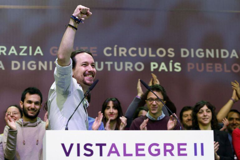 El secretario general de Podemos, Pablo Iglesias (c), saluda al inicio de la primera jornada de la Asamblea Ciudadana Estatal de Vistalegre II que definirá el futuro de la formación morada.