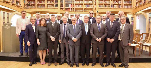 Foto de familia de la nueva ejecutiva del Consejo de Colegios Veterinarios de Castilla-La Mancha.