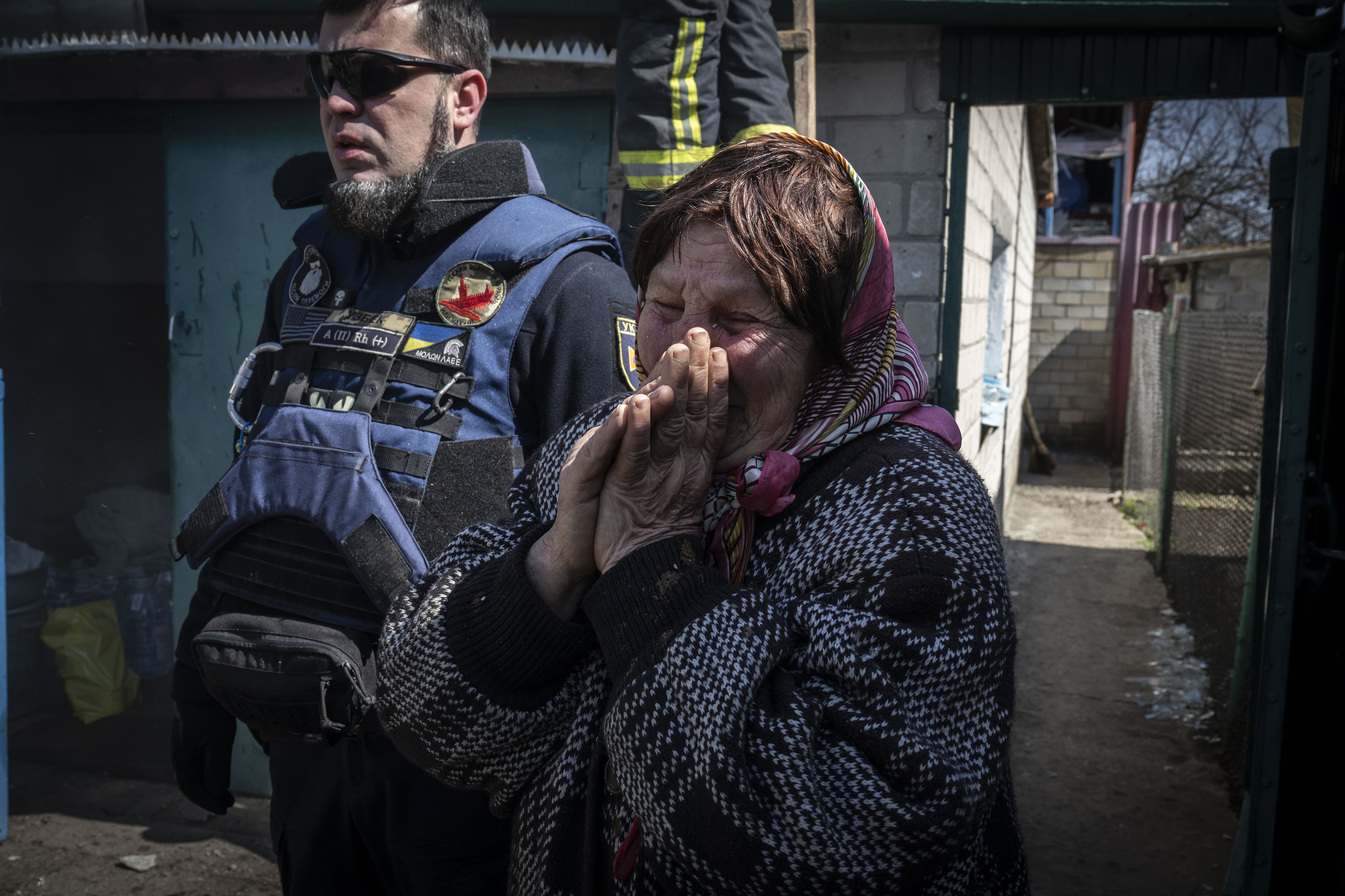 Una mujer ucraniana llora en la localidad cercana a Bajmut, Chasiv Yar, ante el avance de las tropas rusas en este frente de la guerra