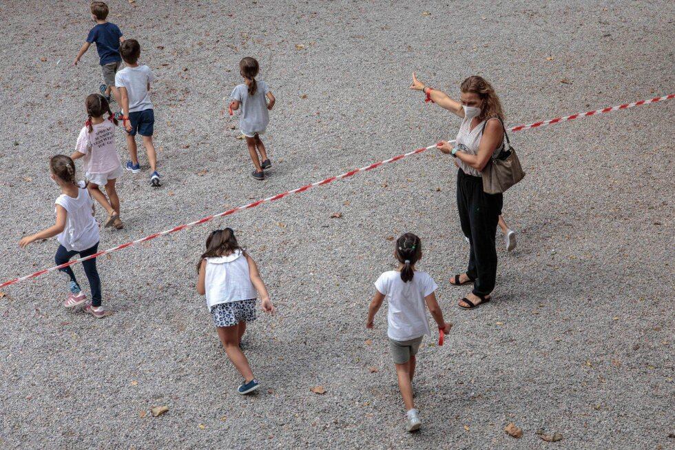 Varios niños y niñas del colegio Jesús y María de Valencia, se dirigen a la zona acotada para el recreo, durante el primer día de clase.