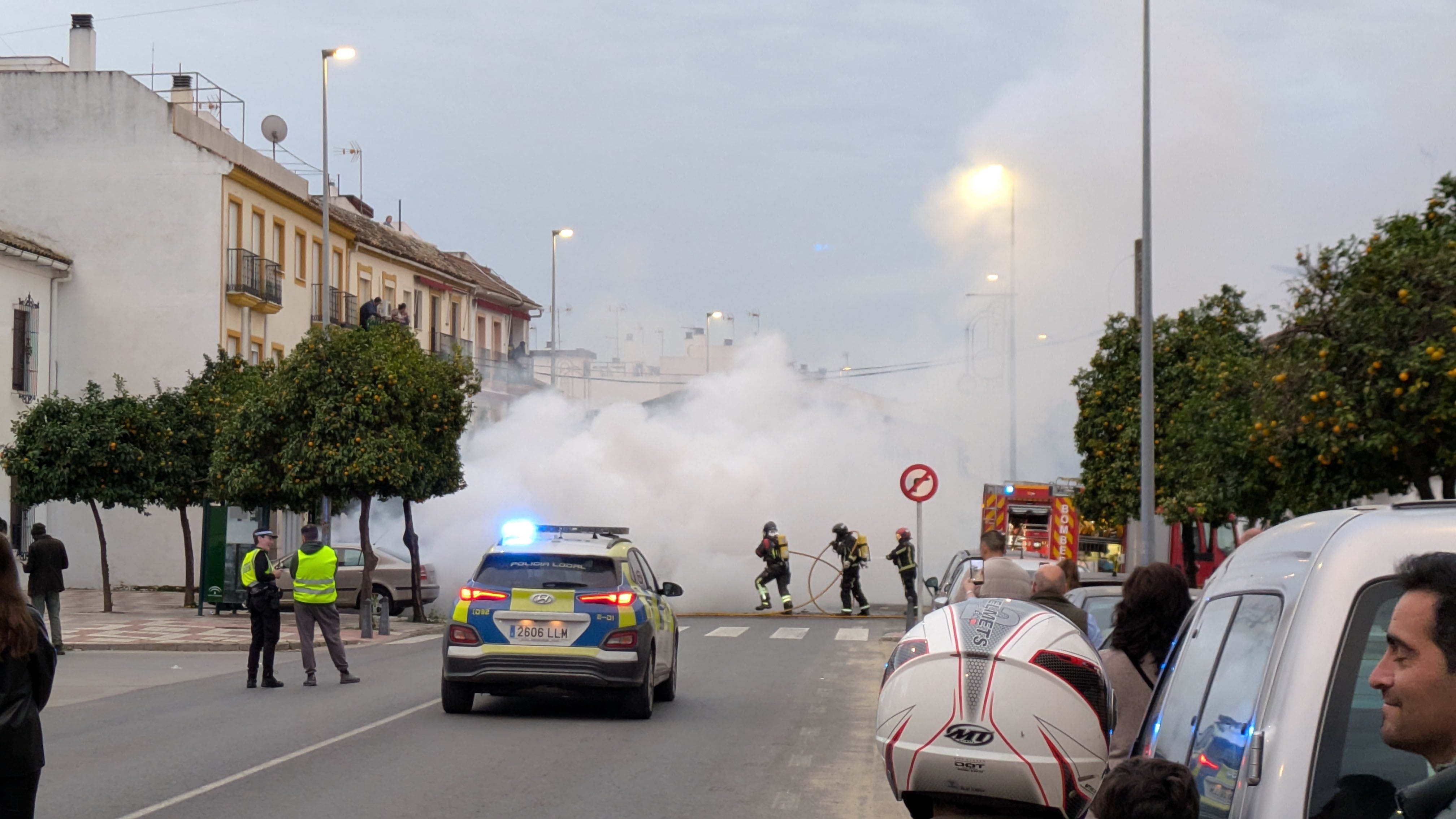 Bomberos sofocando el fuego originado