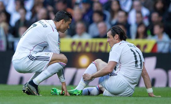 Cristiano se preocupa por Bale tras lesionarse en el partido ante el Málaga.