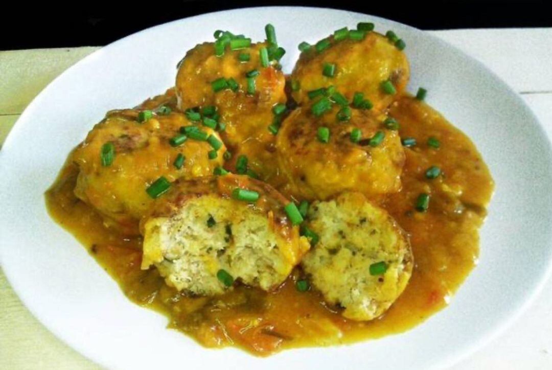 Albóndigas de merluza y gambas en salsa