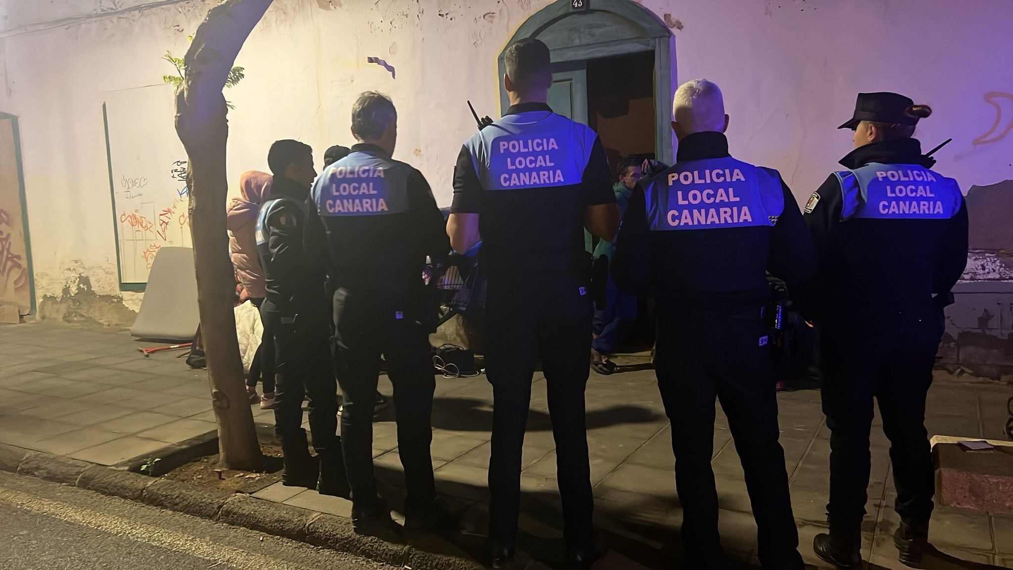 Agentes de la Policía Local de Arrecife en la casa que pretendían ocupar.