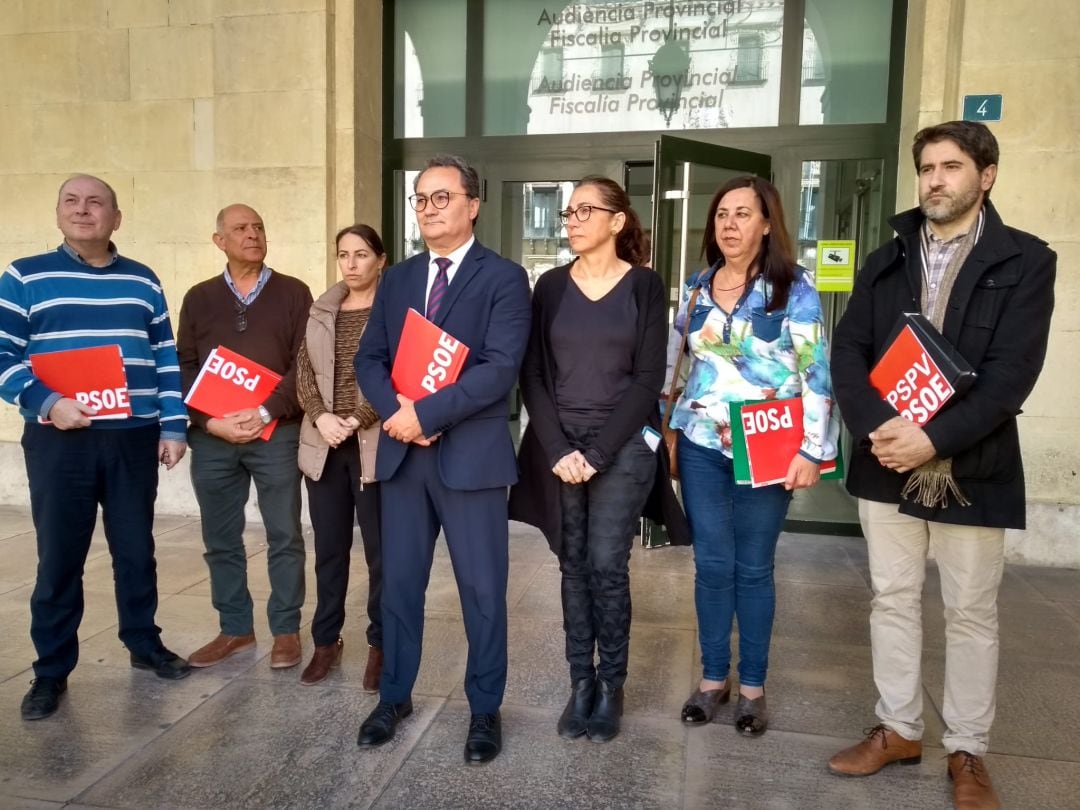 El portavoz socialista, Francesc Sanguino, (c) con los miembros del grupo municipal, antes de presentar en la Audiencia Provincial el documento que, según denuncian, ha sido falseado.