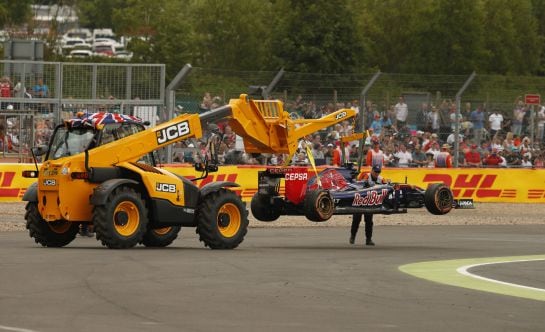 Carlos Sainz tuvo que ser retirado por un problema mecánico