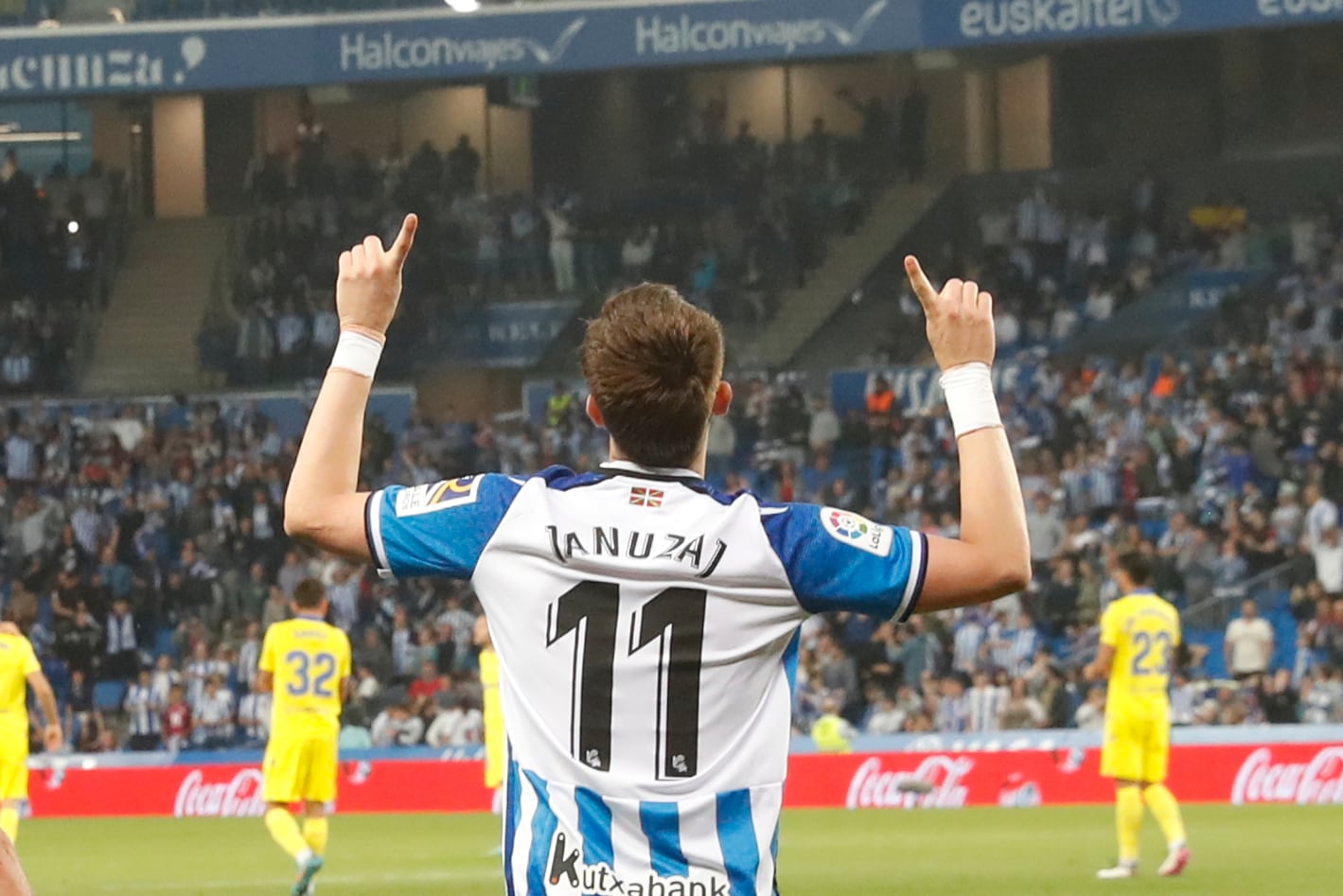 SAN SEBASTIÁN, 12/05/2022.- El delantero de la Real Sociedad Adnan Januzaj celebra tras marcar el segundo gol ante el Cádiz, durante el partido de Liga en Primera División que se disputa hoy jueves en el Reale Arena, en San Sebastián. EFE/Javier Etxezarreta
