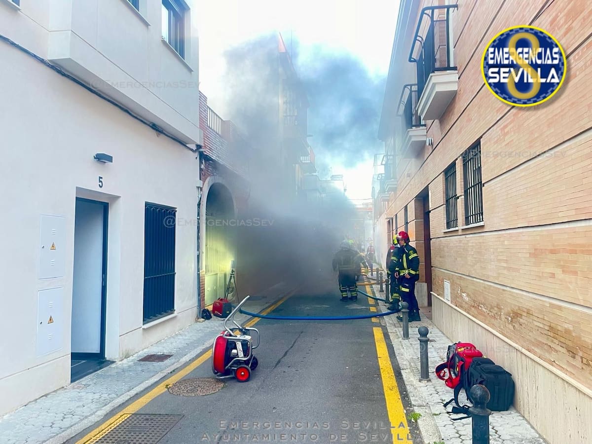 Los bomberos intervienen en un incendio de vivienda en la calle Juan de Oñate de Nervión
