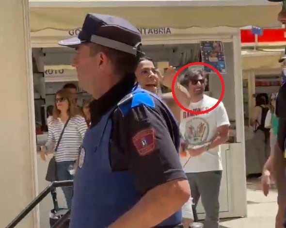 Bubby Sanchís, de fondo durante el ataque homófobo en la Feria del Libro