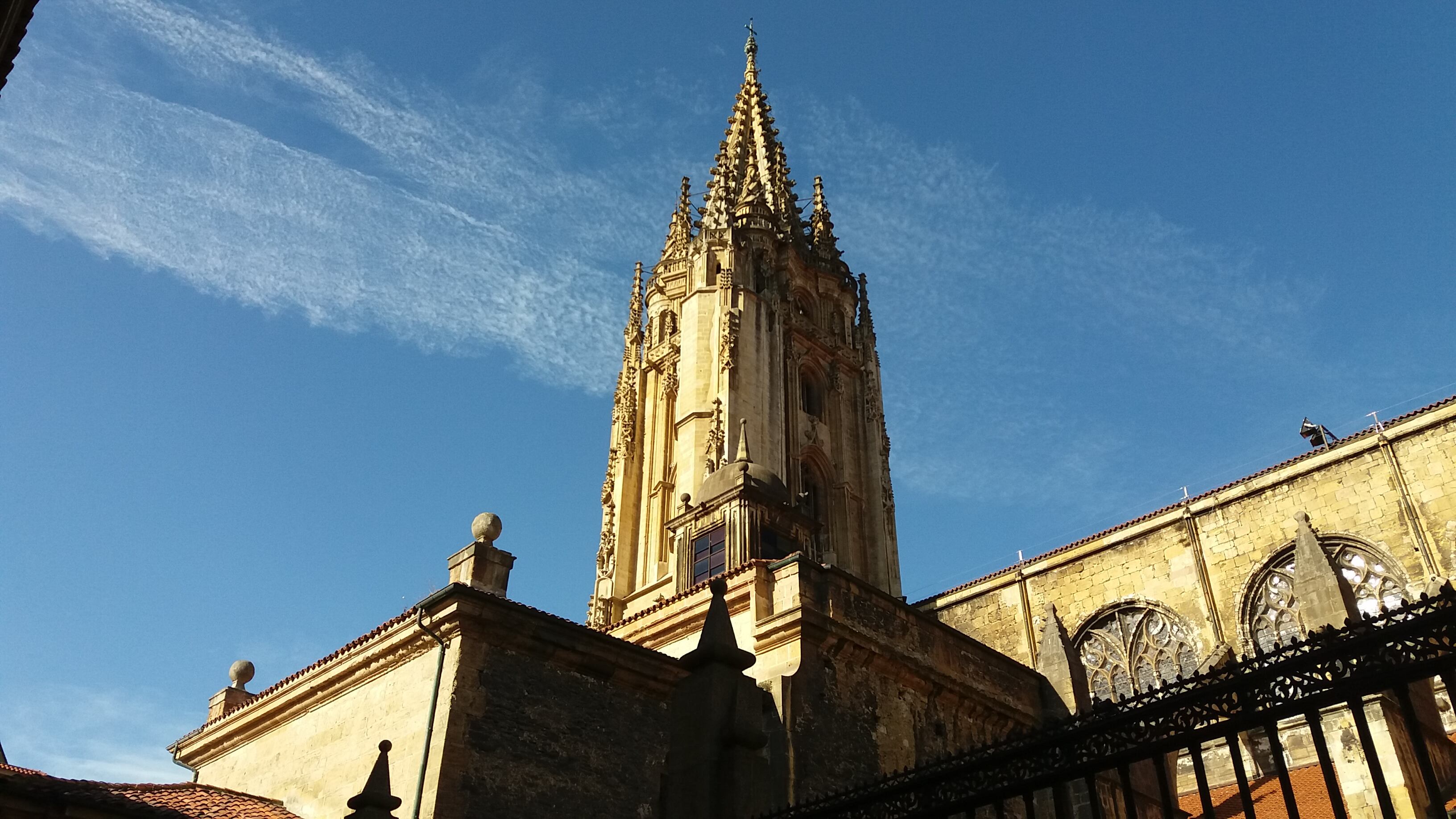 Catedral de Oviedo, desde el Tránsito de Sta. Bárbara