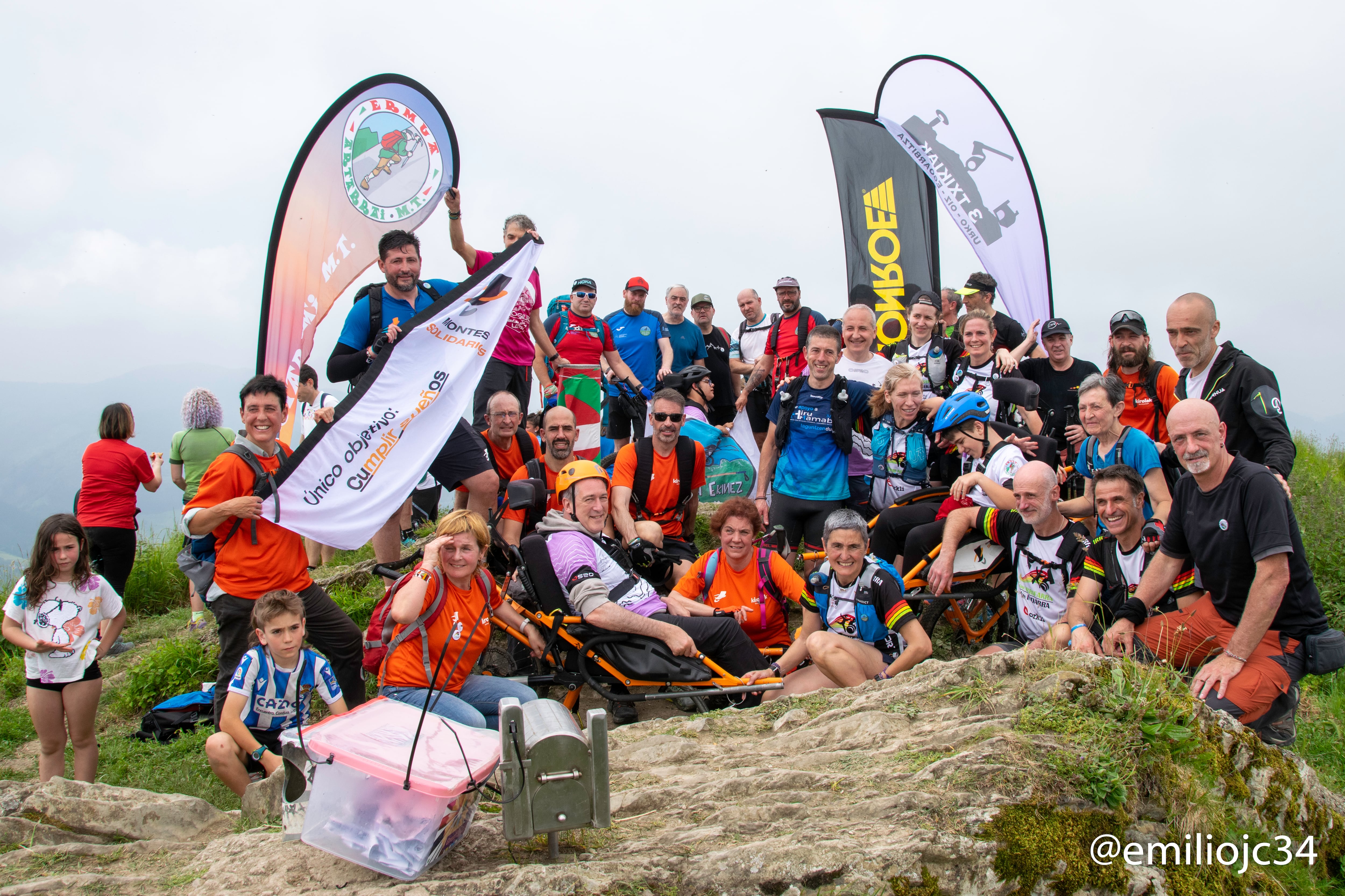 Foto de familia de algunos de los participantes en la primera edición del Memorial Javi Alberdi