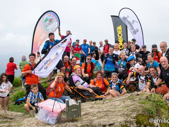 Foto de familia de algunos de los participantes en la primera edición del Memorial Javi Alberdi
