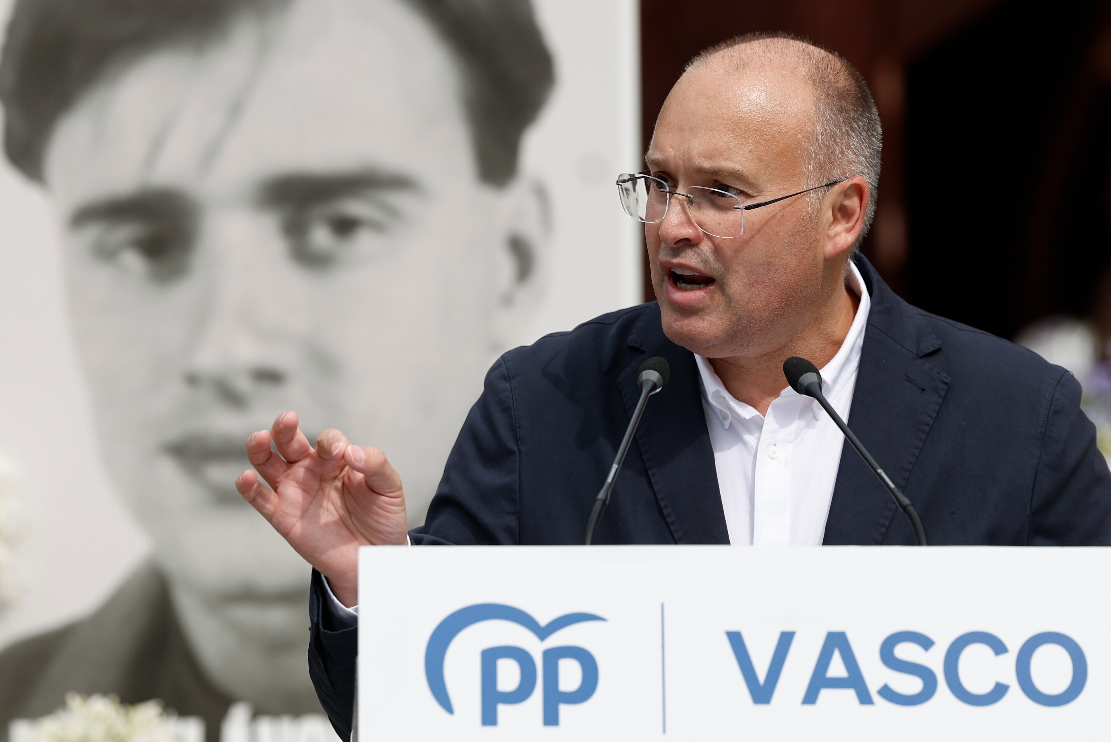 ERMUA (BIZKAIA), 12/07/2025.- El secretario general del PP, Miguel Tellado, durante su intervención en el acto de recuerdo a Miguel Ángel Blanco con motivo del 28 aniversario de su asesinato por la banda terrorista ETA, este sábado en Ermua (Bizkaia). EFE/Miguel Toña
