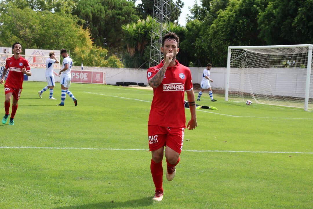 Adrián Gallardo celebrando su gol en el Antonio Barbadillo