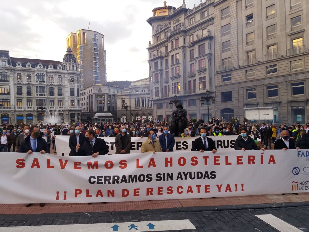 Concentración del sector de la hostelería y el turismo covocada por la patronal asturiana OTEA, en la plaza de la Escandalera de Oviedo