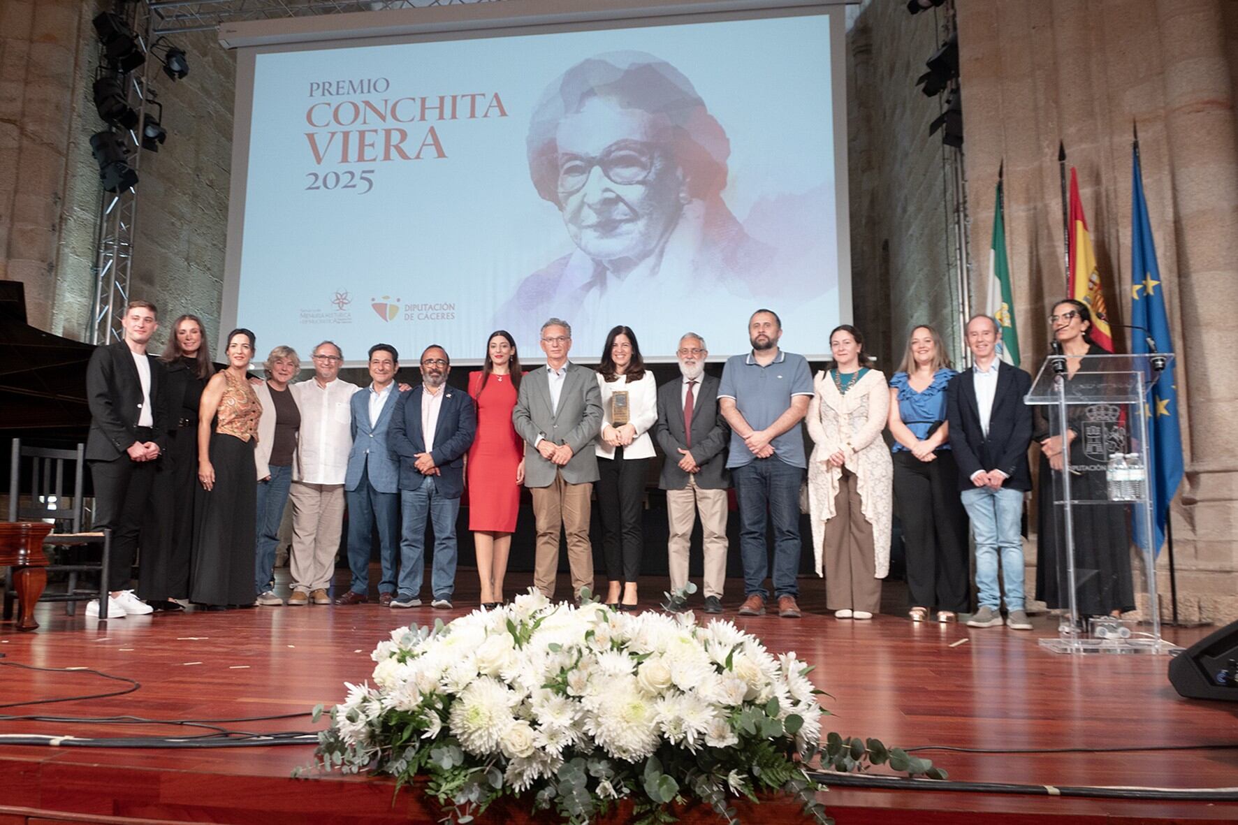 Foto de familia en la gala de entrega de los Premios Conchita Viera 2025
