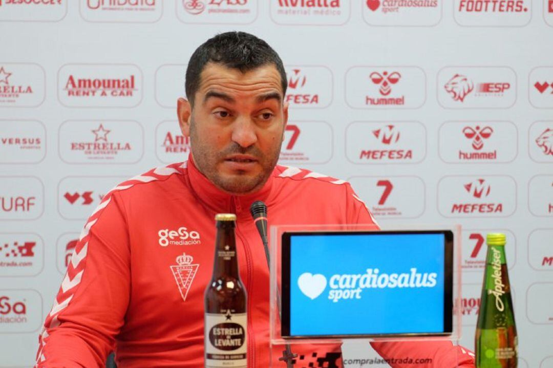 Adrián Hernández en la sala de prensa del Estadio Enrique Roca de Murcia