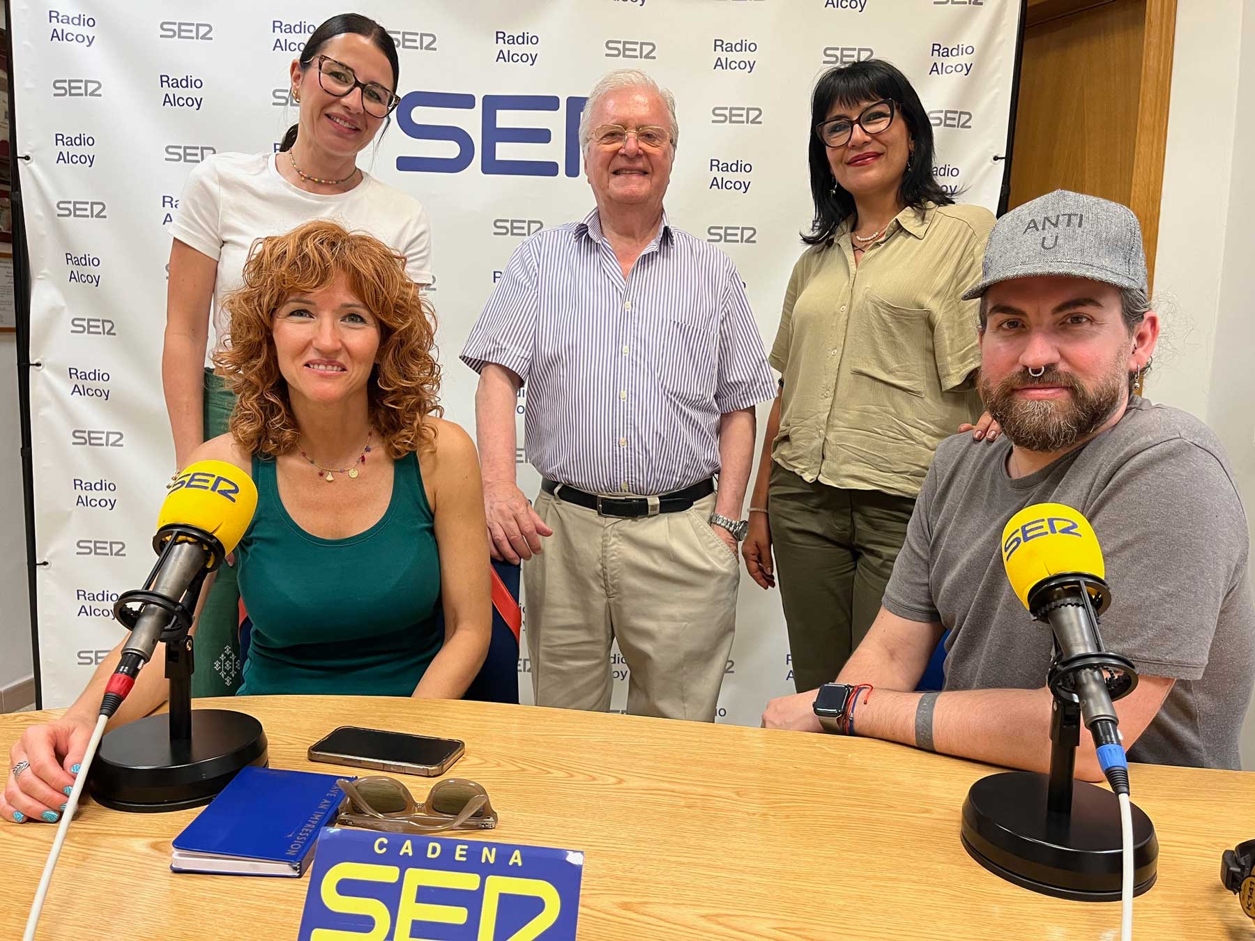 Paco Aznar junto a los profesionales de maquillaje y peluquería en el estudio central de Radio Alcoy