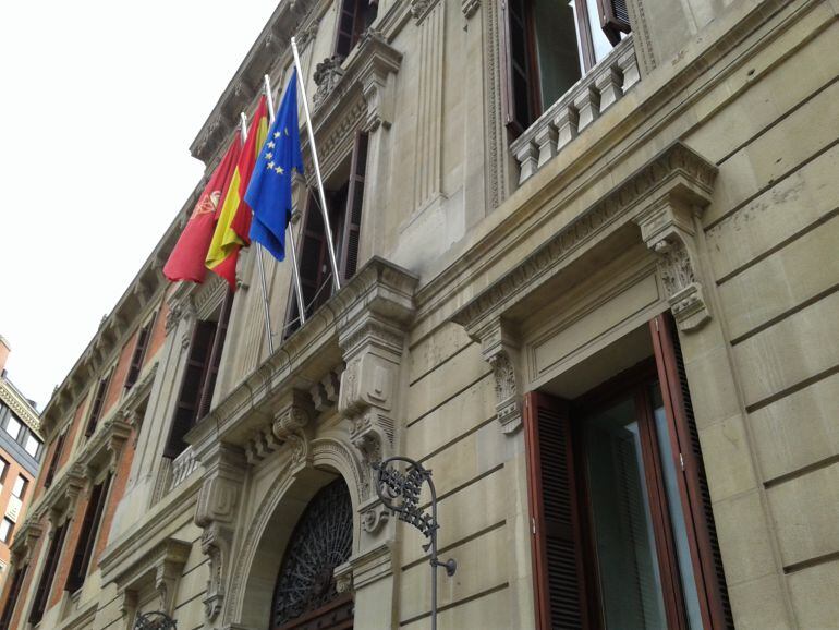 Banderas oficiales ondeando en el Parlamento de Navarra