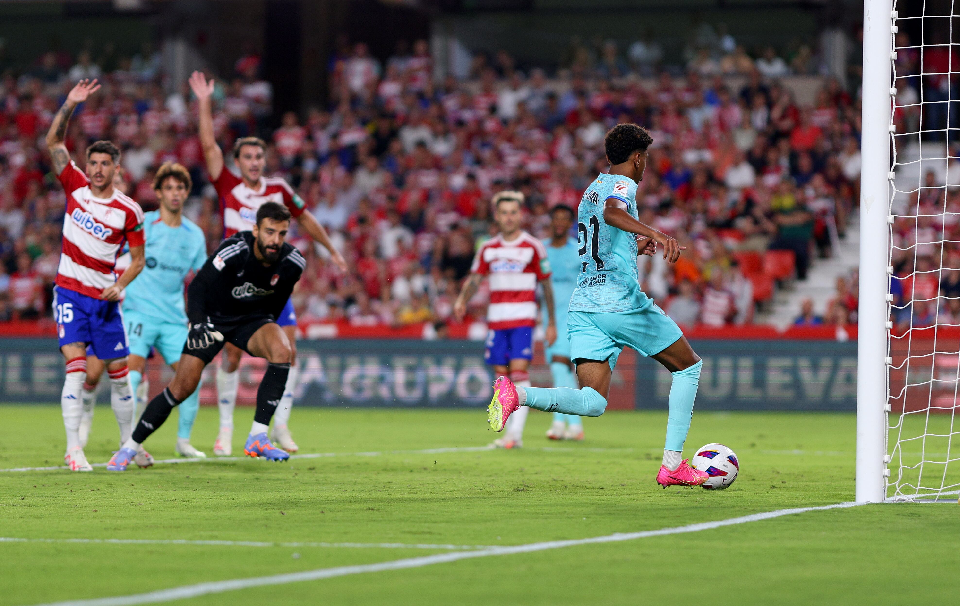 Partido entre Girona y FC BArcelona. (Photo by Fran Santiago/Getty Images)