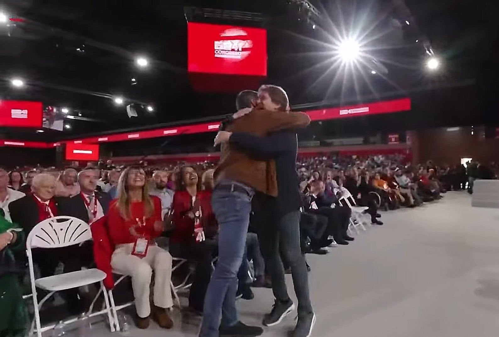 Pedro Sánchez, presidente del Gobierno y líder del PSOE, se fundía en un abrazo con Javier Ayala tras su designación como Secretario de Ciudades y Áreas Metropolitanas en el 41º Congreso Federal del PSOE celebrado en Sevilla.