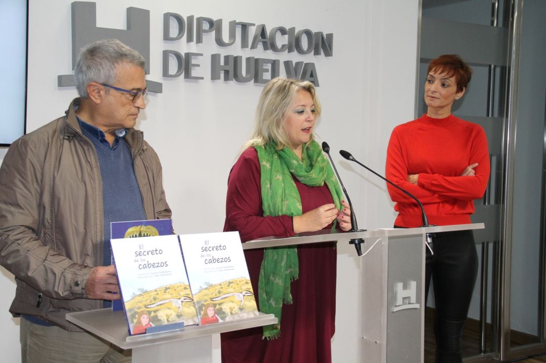 Joaquín Rodríguez, catédratico de Geomorfología de la Universidad de Huelva, la diputada del área de Cultura de la Diputación de Hueva, Lourdes Garrido; y la periodistas Lucía Vallellano en la presentación del libro &#039;El secreto de los cabezos&#039;. 